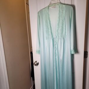 Vassarette silky Light Mint Lace-Trim Robe.  Size Medium